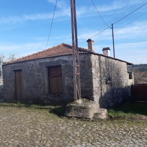 Moradia e adega para restauro / Venda / Beira Valente