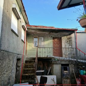Moradia para reconstrução total / Vila Chã da Beira / Tarouca